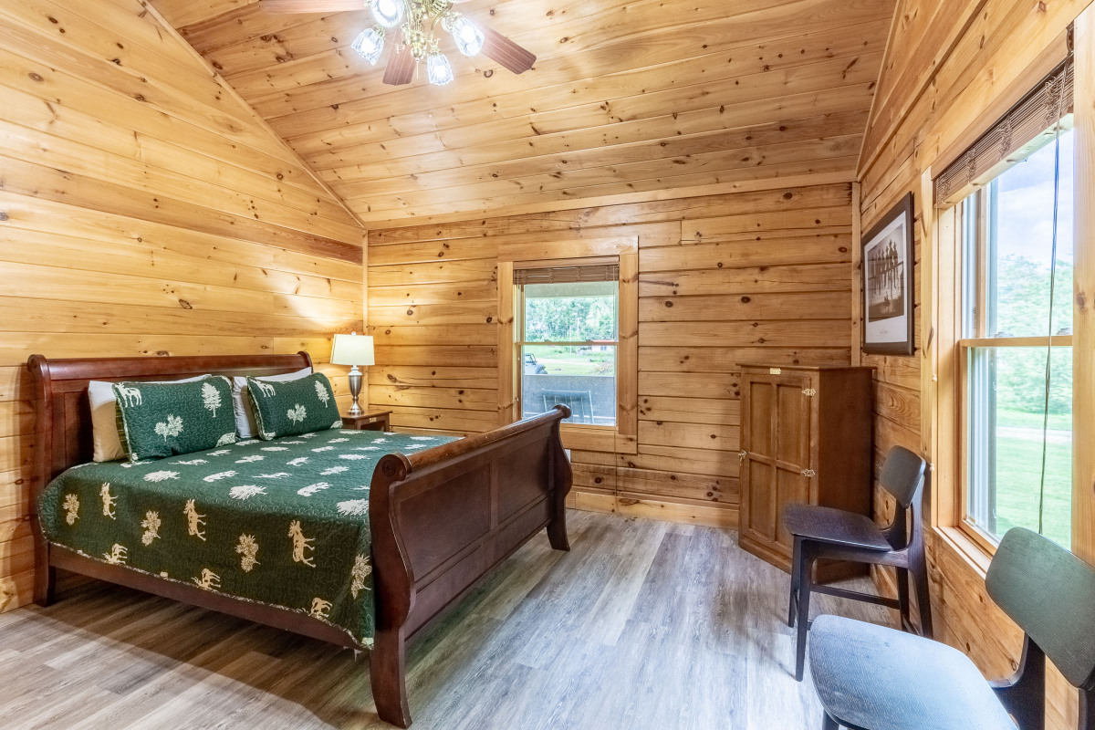 Deep Creek Log Cabin- Stable Retreat 