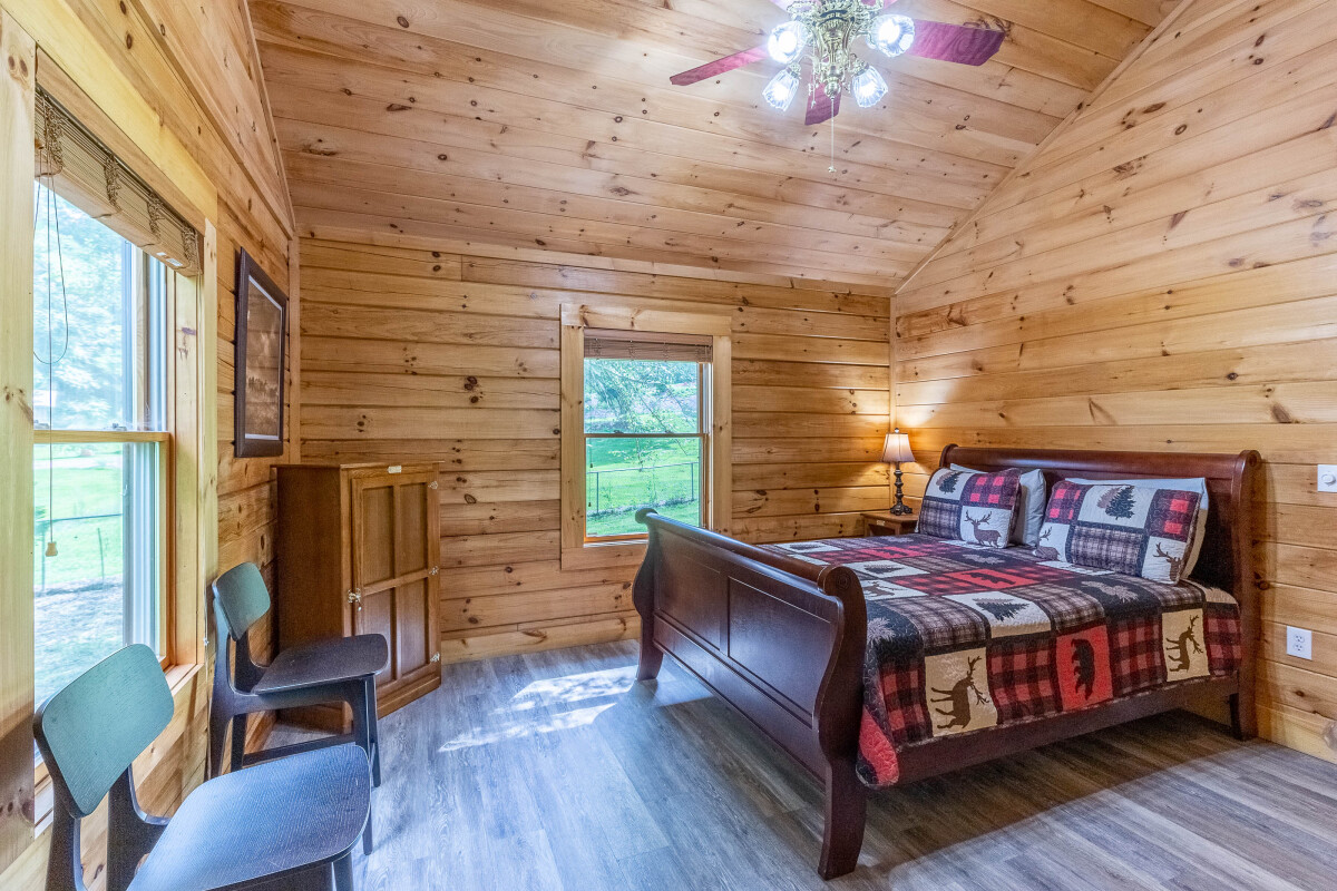 Deep Creek Log Cabin- Stable Retreat 